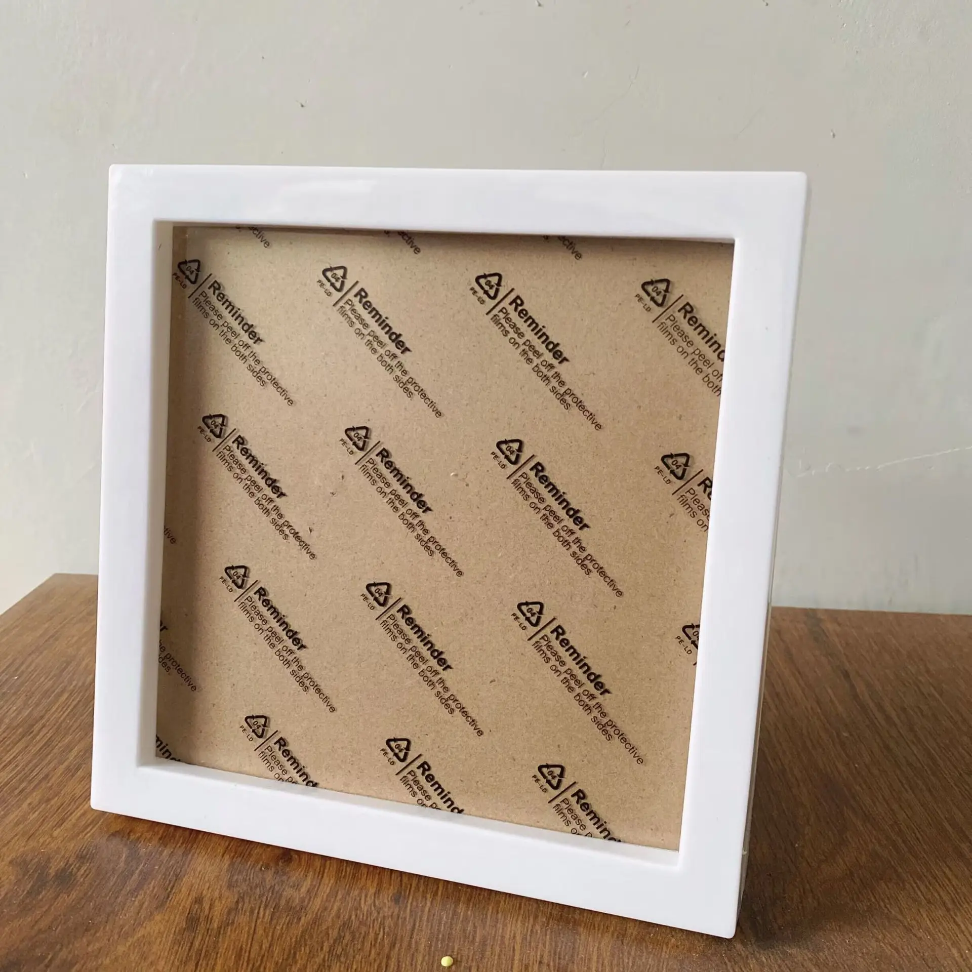 

Пластиковая фоторамка MINISO квадратная белая 17х17 см