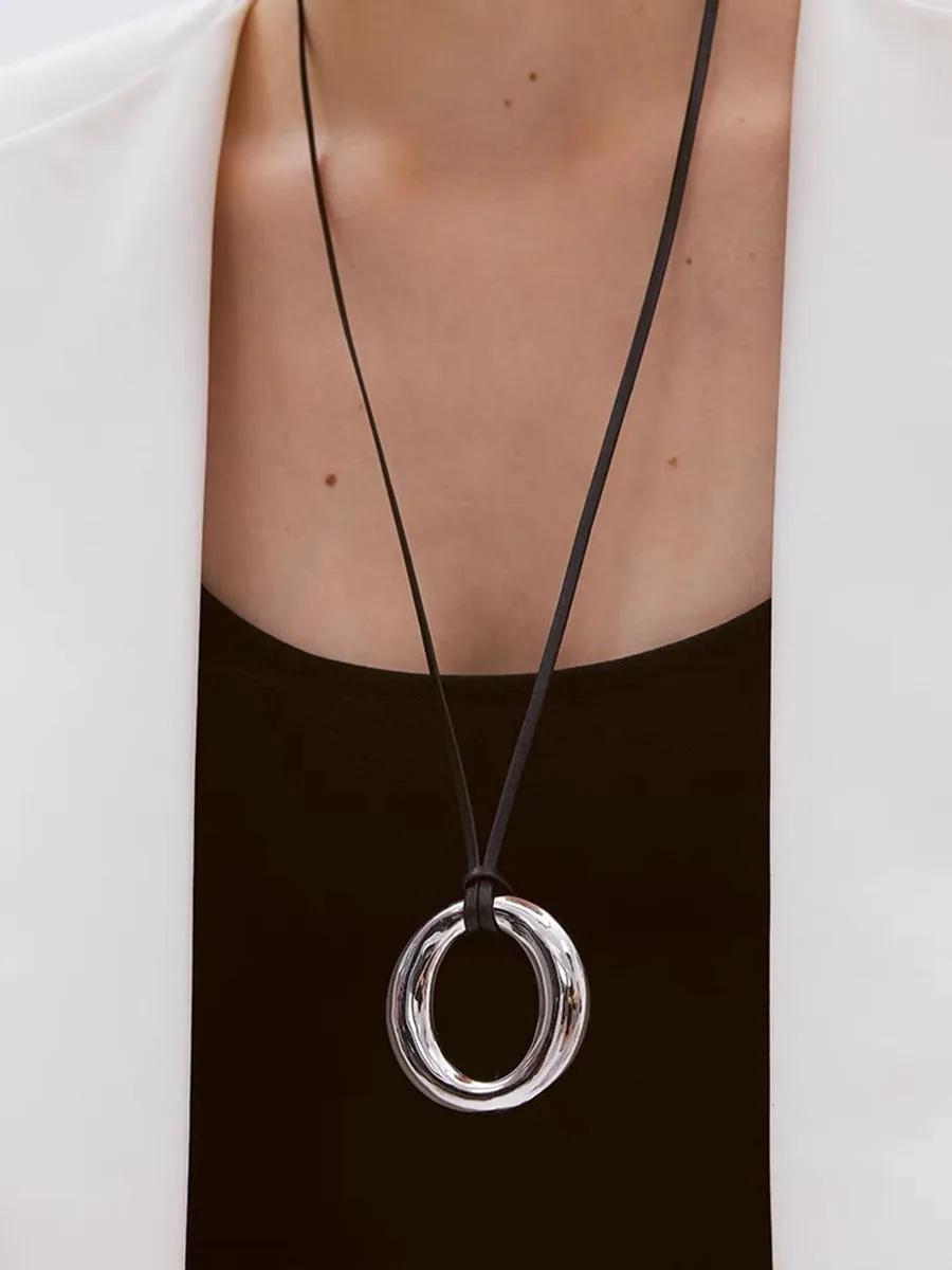

Ожерелье с черной веревкой с подвеской-пончиком для женщин, длинное массивное ожерелье с петлей, зимнее геометрическое простое украшение в стиле панк, Крутое