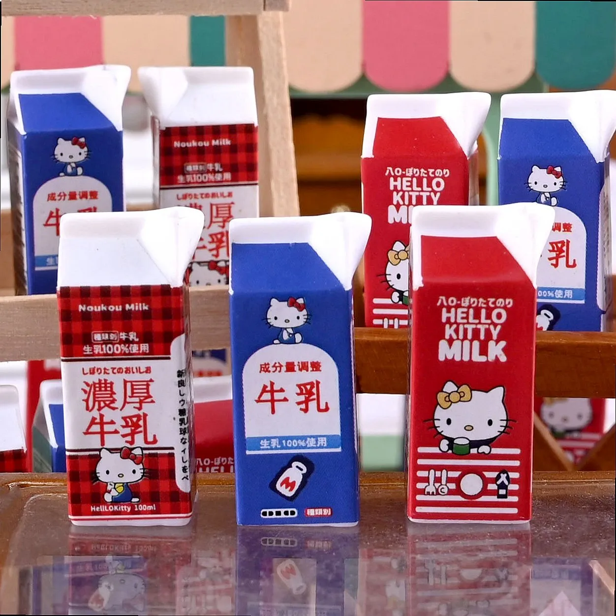 Фото 100 шт. милых 3D-брелоков Sanrio в виде мини-бутылочек для молока с кошечками, из смолы, для рукоделия, декора и DIY-аксессуаров №3