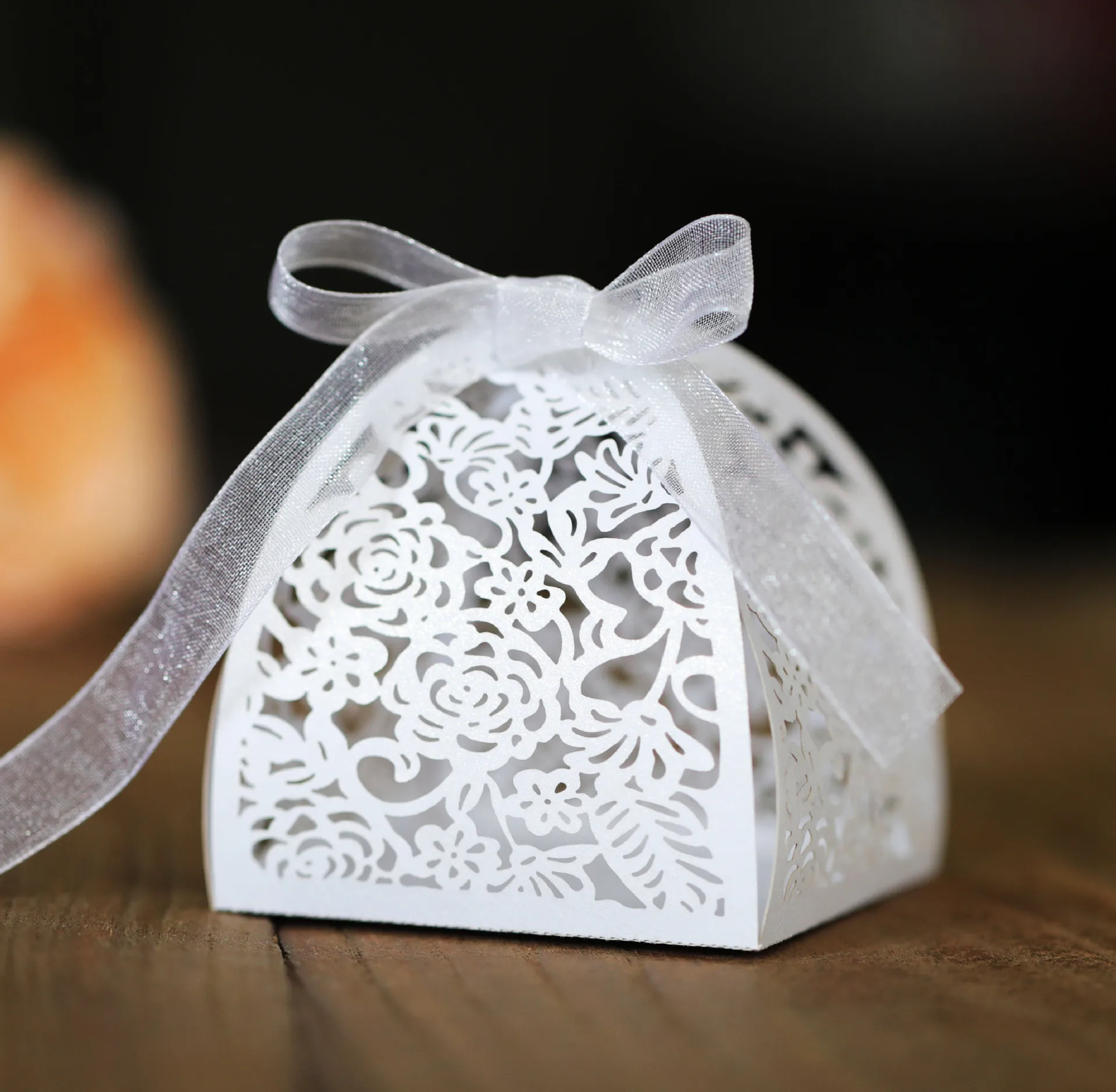 

New 10pcs/lot Ribbon Pyramid Laser Cut Wedding Gifts Candy Chocolate Box White Pink
