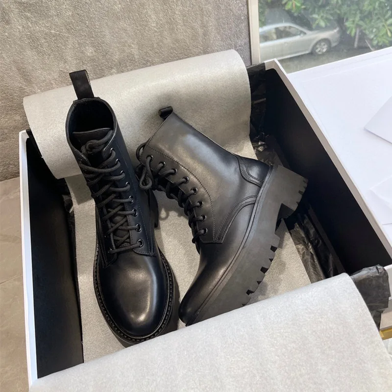 

2023 Autumn/Winter New Martin Boots Women's British Style Thick Heel Lace Up Motorcycle Boots Leather Platform Ankle Boots