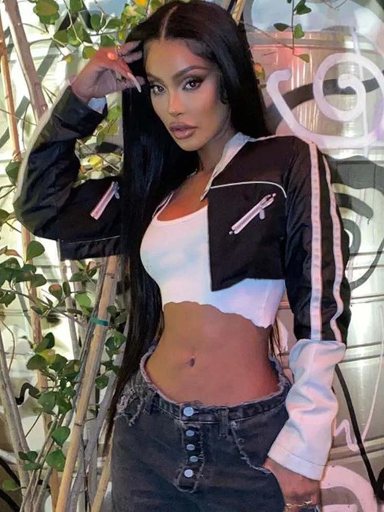 Женская куртка на молнии укороченная из искусственной кожи контрастных цветов в