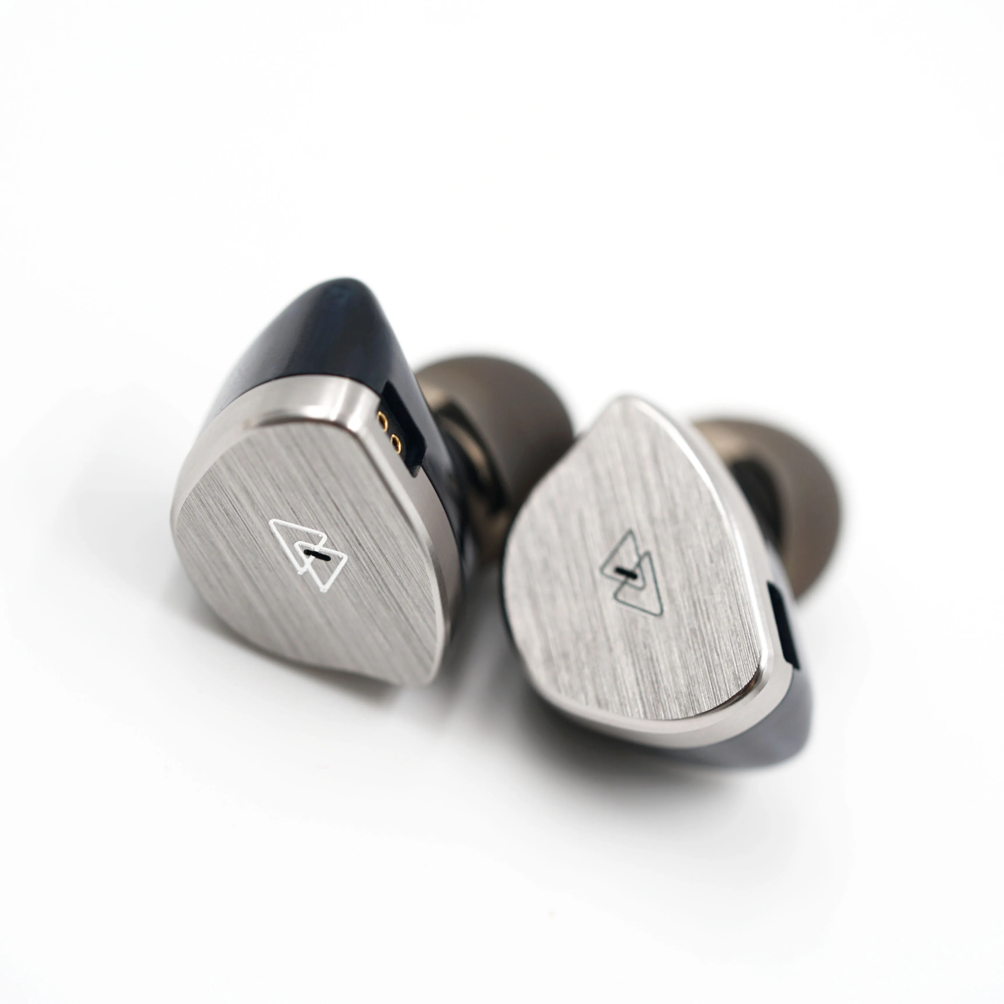 Фото BQEYZ BQ10 12 мм ПЭТ динамический драйвер наушники-вкладыши HiFi проводные игровые наушники IEM 0,78 мм 2-контактный съемный посеребренный кабель OFC №3