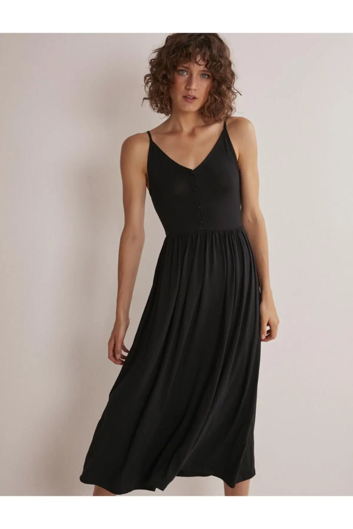 

Платье женское средней длины на пуговицах с V-образным вырезом