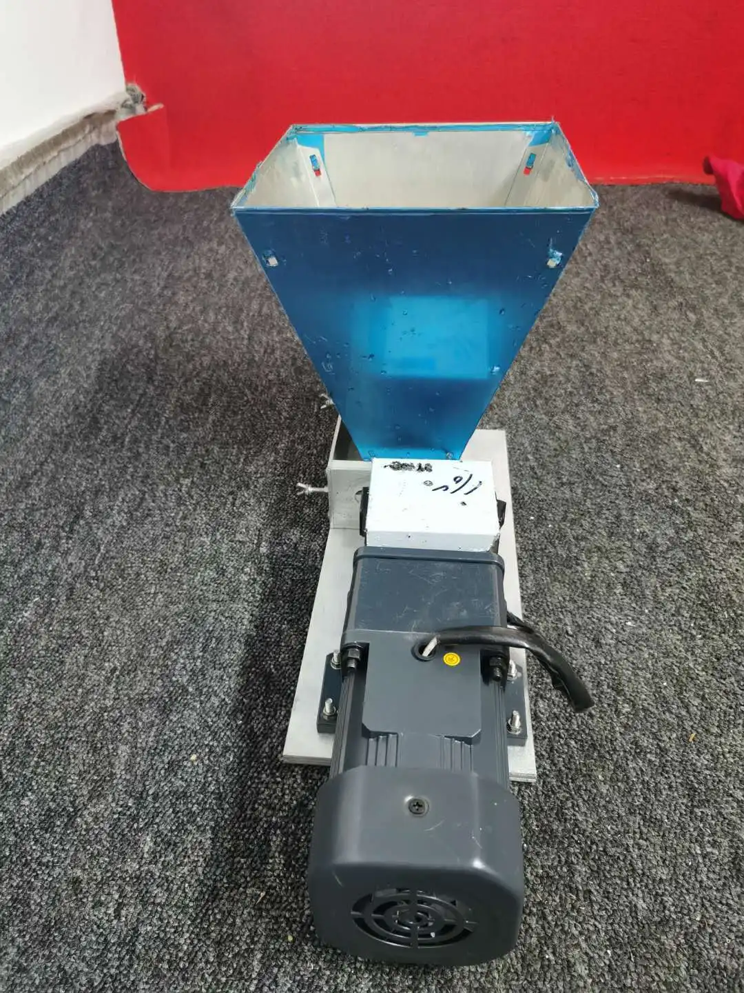 Дробилка для измельчения пеллет мельница ячменя дробилка зерна фрезерный станок