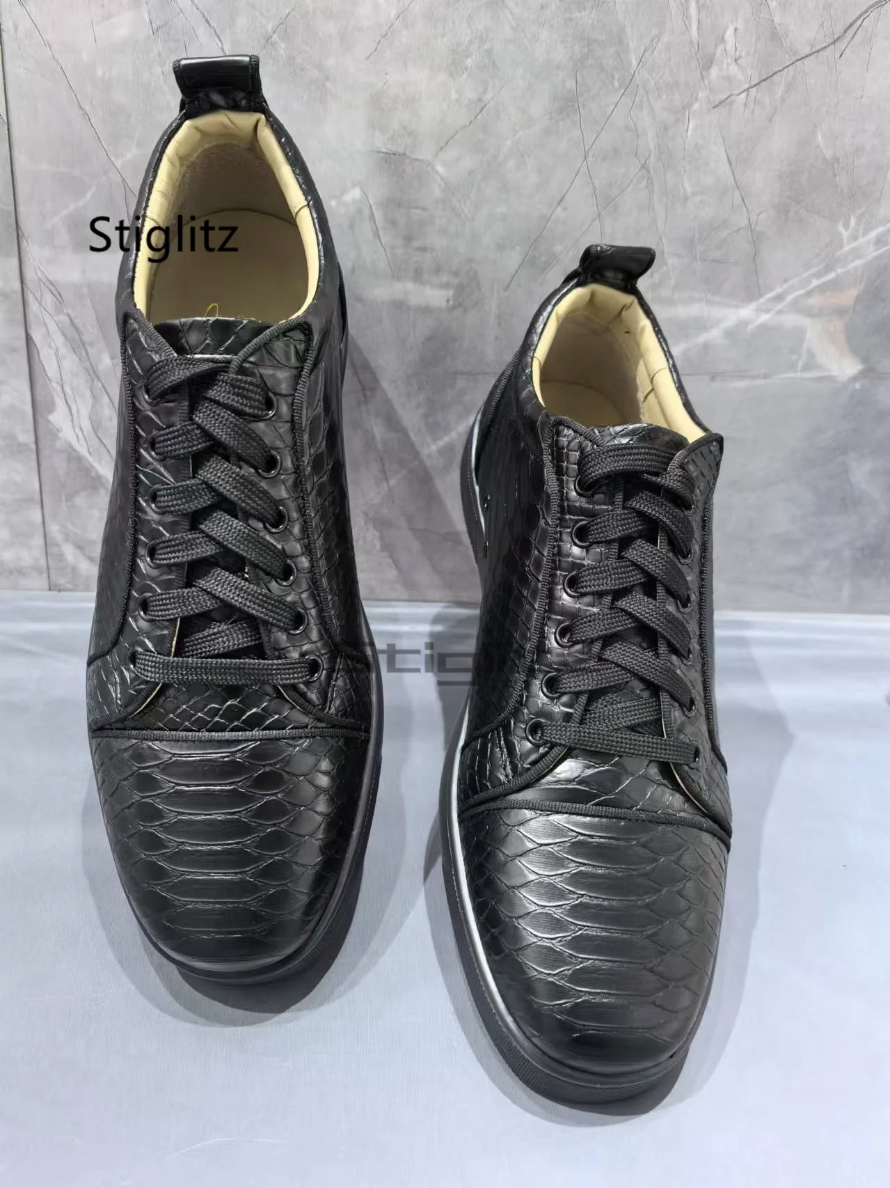 Черная кожаная повседневная обувь с крокодиловым узором для мужчин кроссовки на
