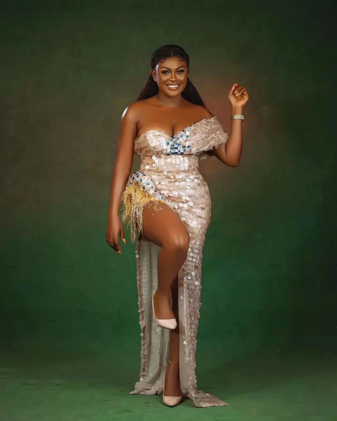 Сексуальные вечерние платья с высоким разрезом и перьями блестящие для