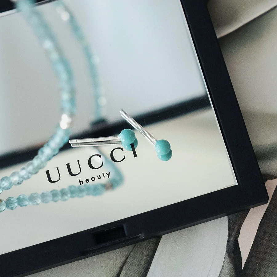 Крошечные мятно-зеленые серебряные серьги-гвоздики S925 с маленькой фасолью.