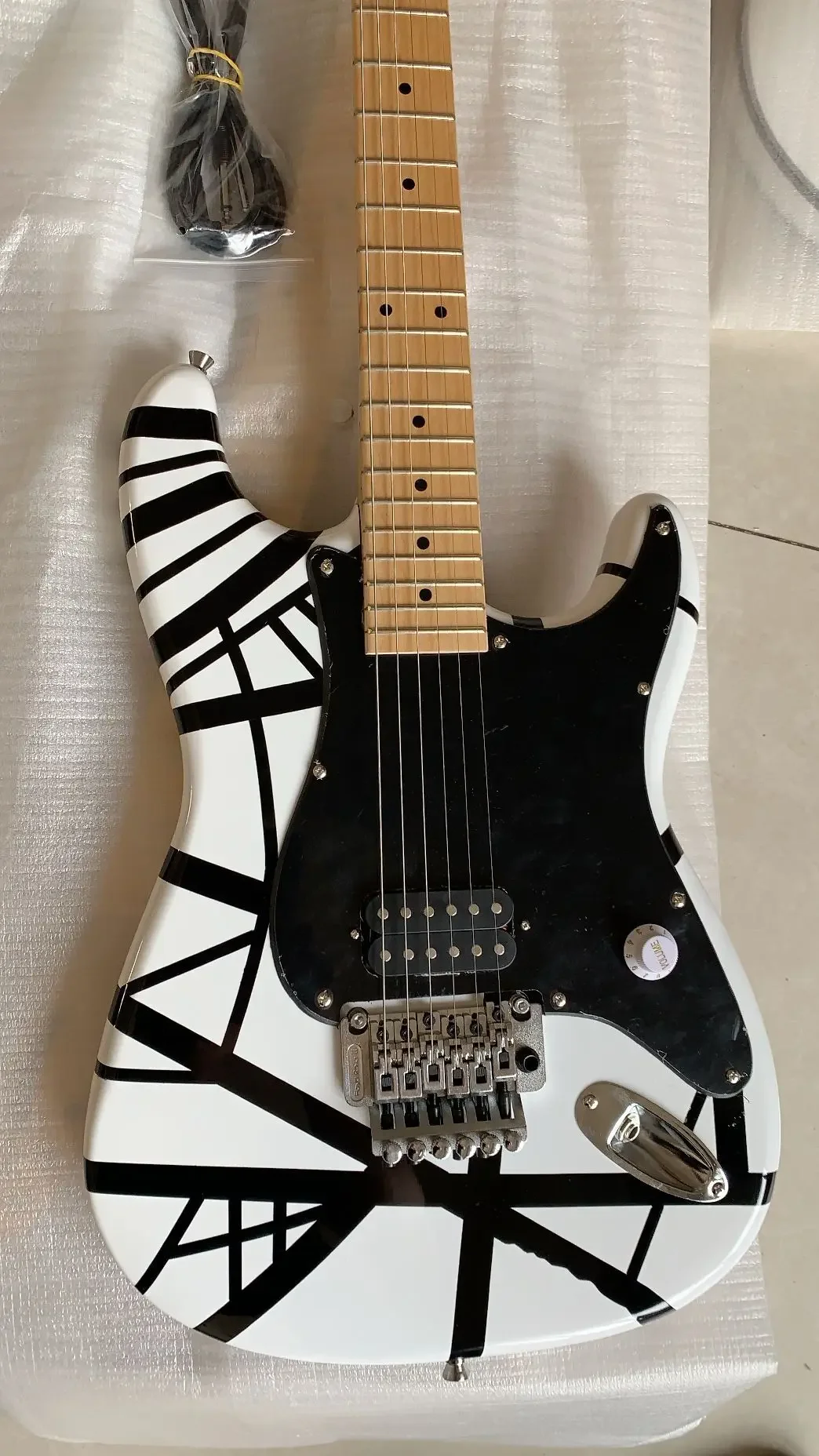 

Kra Eddie Van Halen 5150 White Black Stripe Electric Guitar Floyd Rose Tremolo Bridge, Locking Nut, Maple Neck & Fingerboard