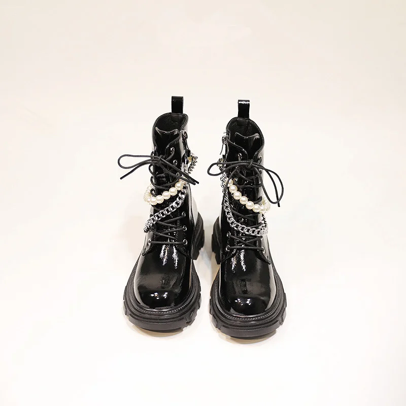 

Женские короткие сапоги в стиле панк из жапанной кожи с металлическими цепочками, зимние ботинки с круглым носком и жемчужными завязками, р...