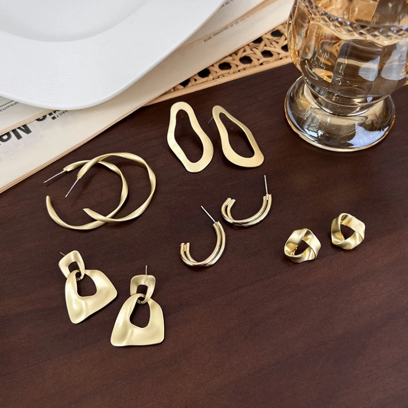 

New Classic Metal Matte Gold Hoop Earrings Womans Fashion Geometry Stud Earrings Jewelry Temperament Girl's Daily Wear Earrings