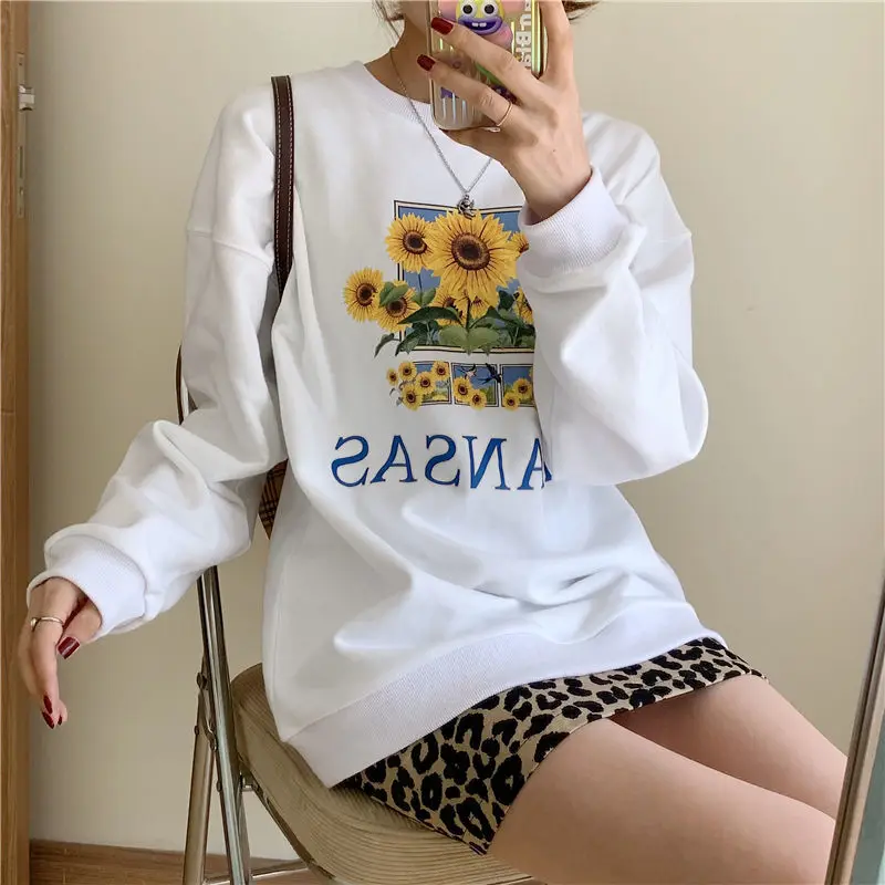 

Свитшот женский оверсайз с круглым вырезом и принтом подсолнухов