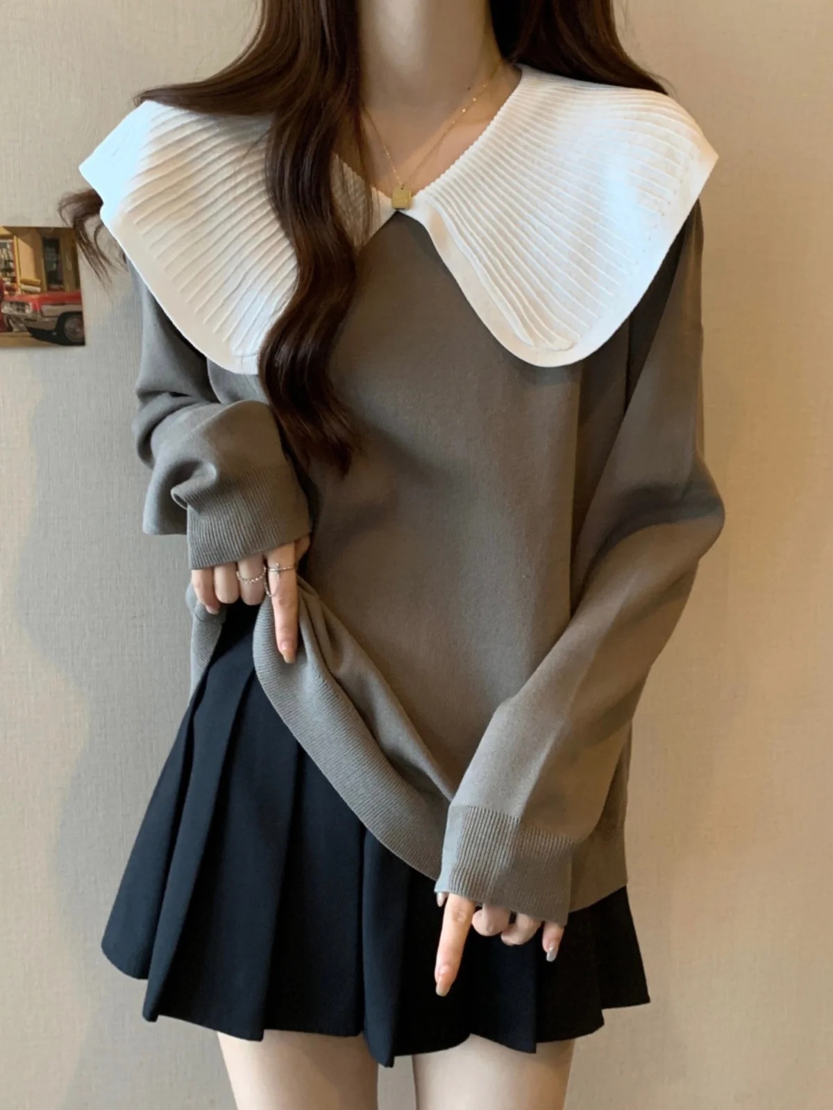 Женская футболка контрастных цветов с кукольным воротником в стиле пэчворк