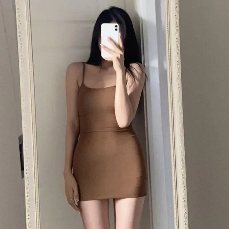 Женское платье на бретельках откровенное летнее облегающее с открытой спиной