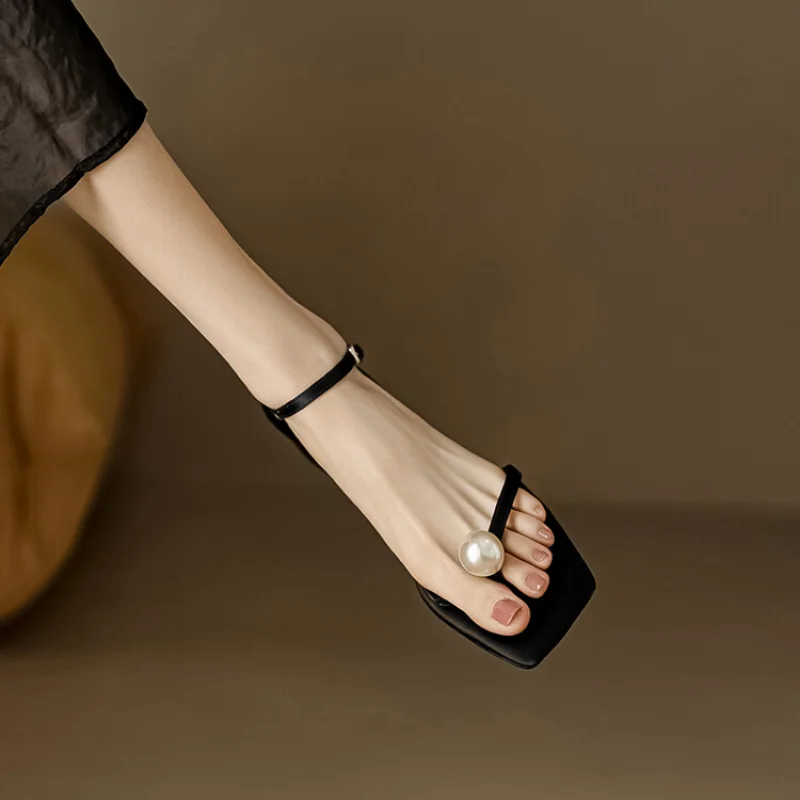 2023 Summer New French Leather Pearl One-line Buckle with Thick Black Square Head Clip Toe Simple Flat Sandals Women 582