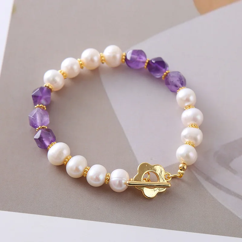 Женский браслет с натуральным пресноводным жемчугом и фиолетовыми кристаллами