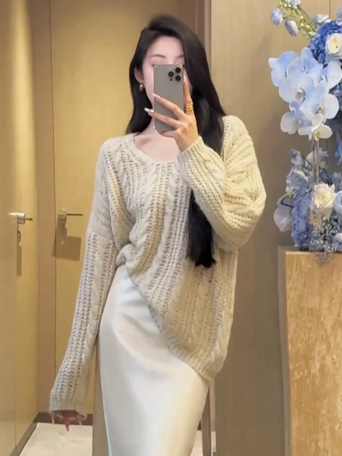 Женский вязаный свитер с v-образным вырезом и длинными рукавами осень зима 2024