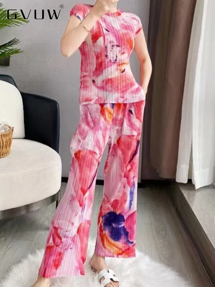 

GVUW Print Pleated Two Pieces Set Women O-neck Short Sleeve Tops Wide Leg Elastic Waist Trousers 2023 Summer Female Sets 17J0543
