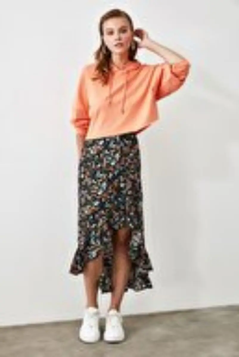 

Черная юбка средней длины