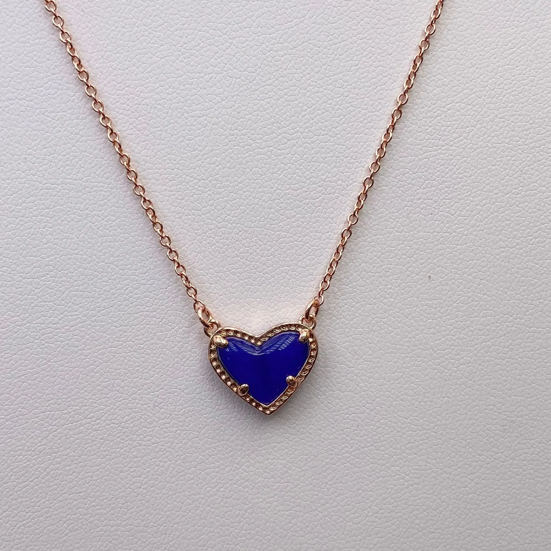 Ожерелье с персиковым сердечком женское ожерелье сапфиром кошачий глаз золото 14