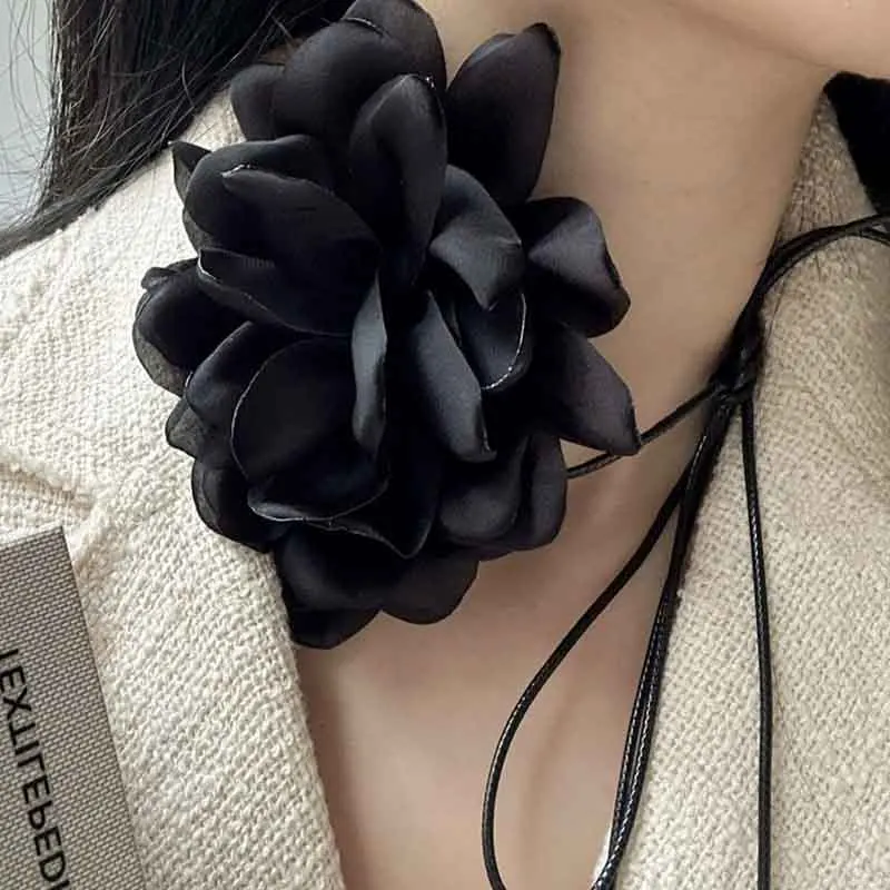 

2023 New Exaggerated Black White Romantic Flower Choker Necklace for Women Delicate Fashion Rope Chian Neck Female Collar