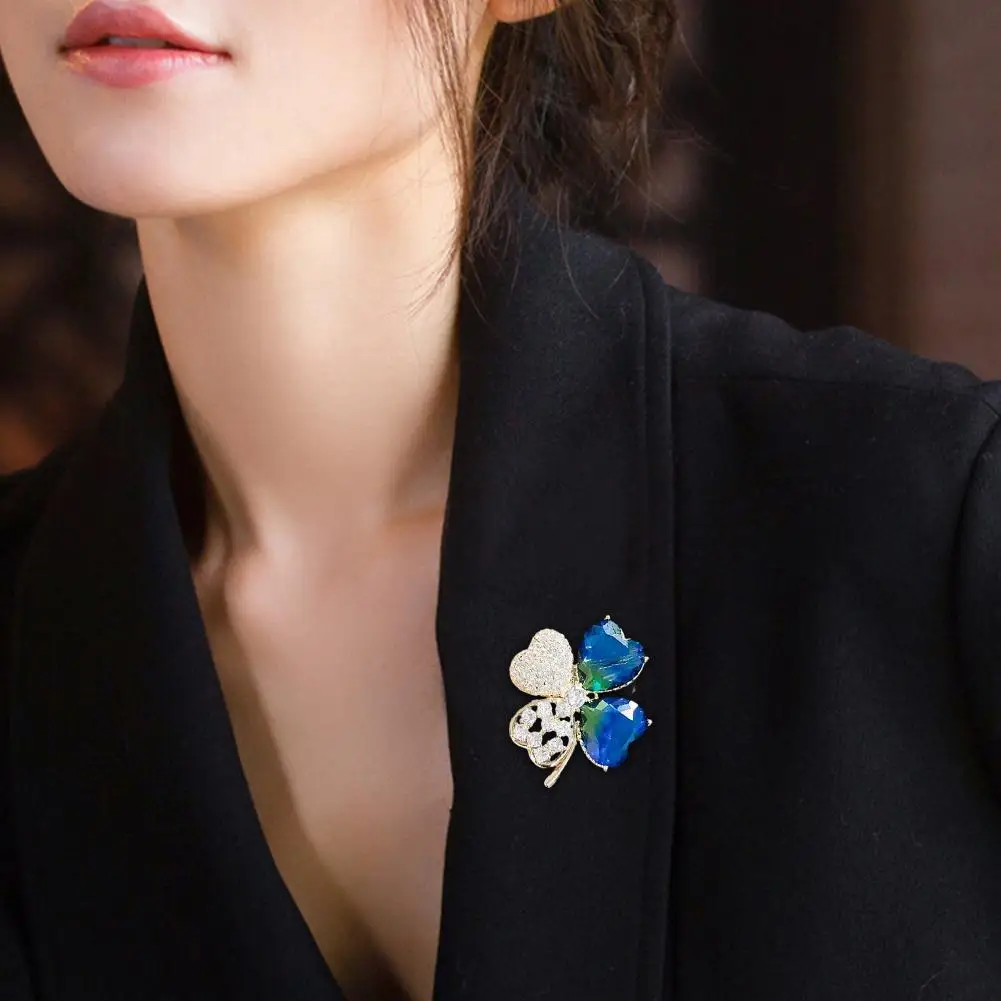 Брошь на удачу с клевером