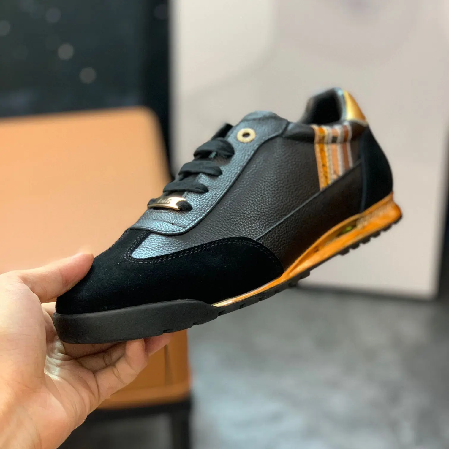 

Мужские кроссовки на резиновой нескользящей подошве, из натуральной коровьей кожи