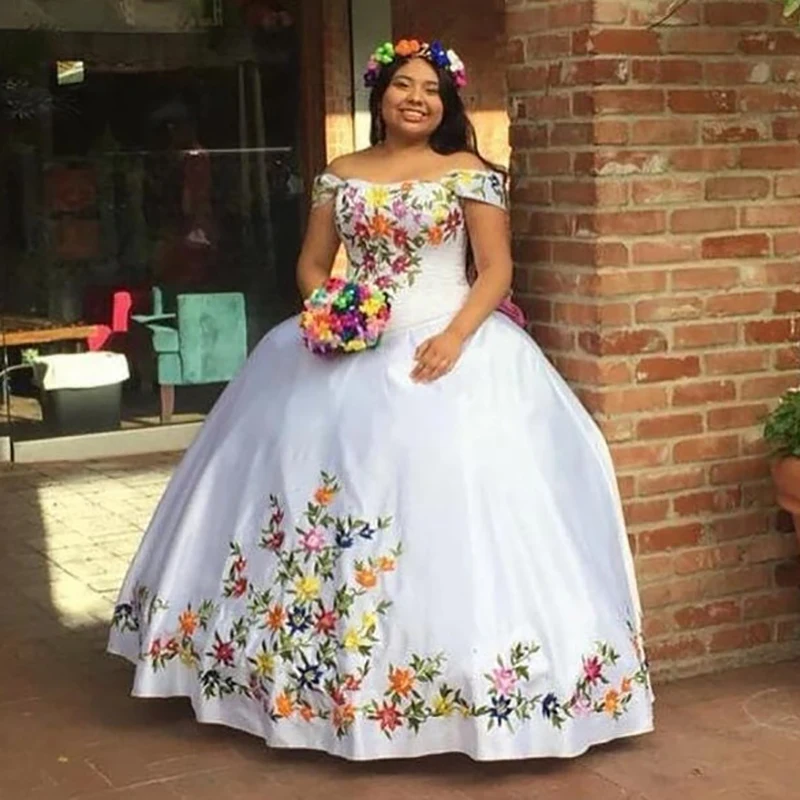 

Женское белое платье Quinceanera, 2022 атласное милое платье с открытыми плечами и яркой вышивкой, платье на шнуровке для выпускного вечера, 15