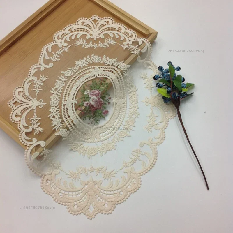 

Круглая кружевная скатерть