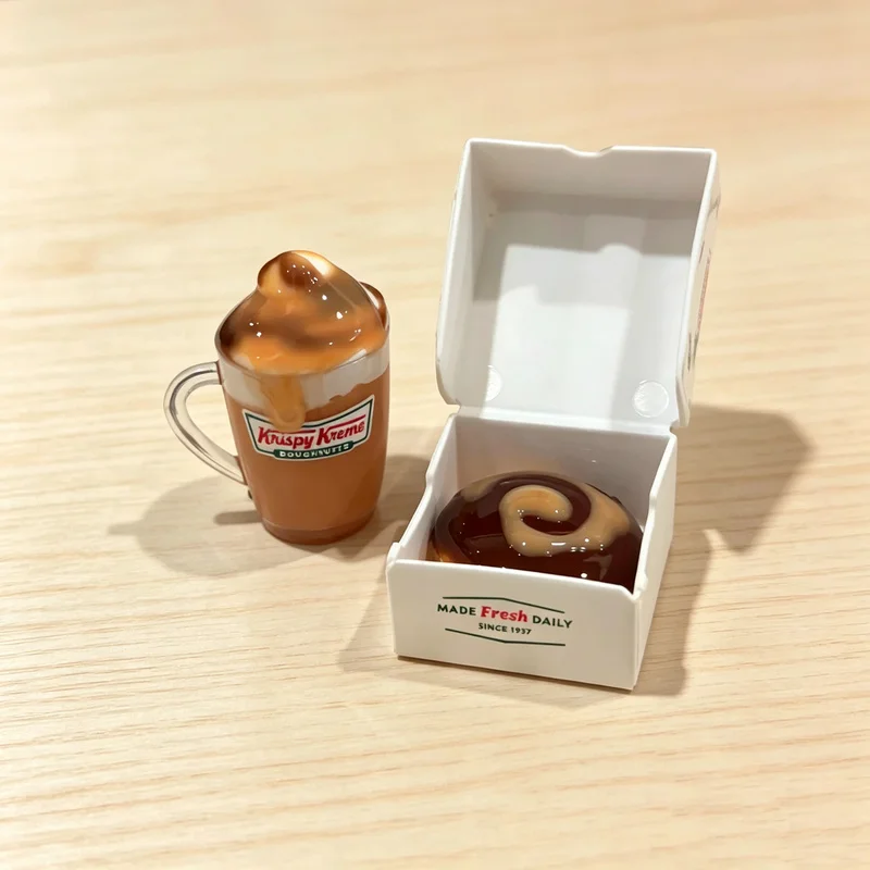 Фото Коллекционные миниатюры Zuru Mini Brands: создавай свои собственные мини-сюрпризы — пончики Krispy Kreme, кофейные напитки, еда. Эмблематические мини-фигурки для коллекционеров. №4