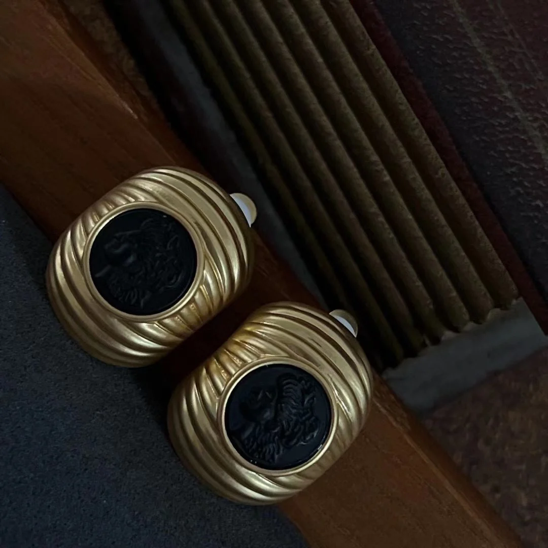 

New Middle Ages Western Antique Earrings Metal Fog Beauty Head Ear Clips