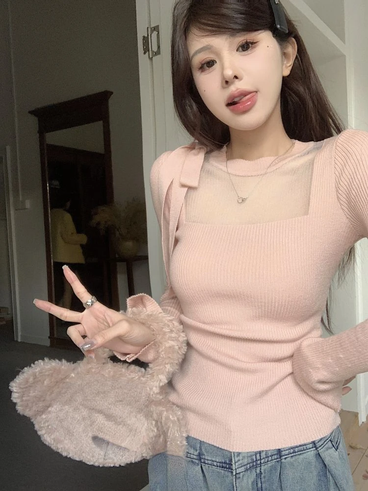 Женский укороченный свитер с бантом