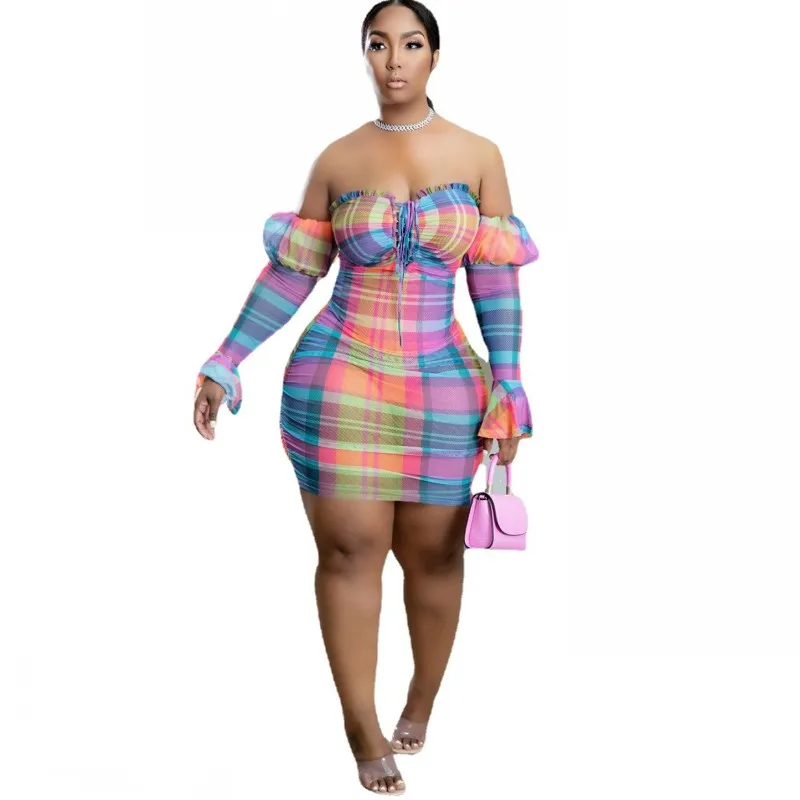 

Женское Короткое облегающее платье на бретельках, с открытыми плечами