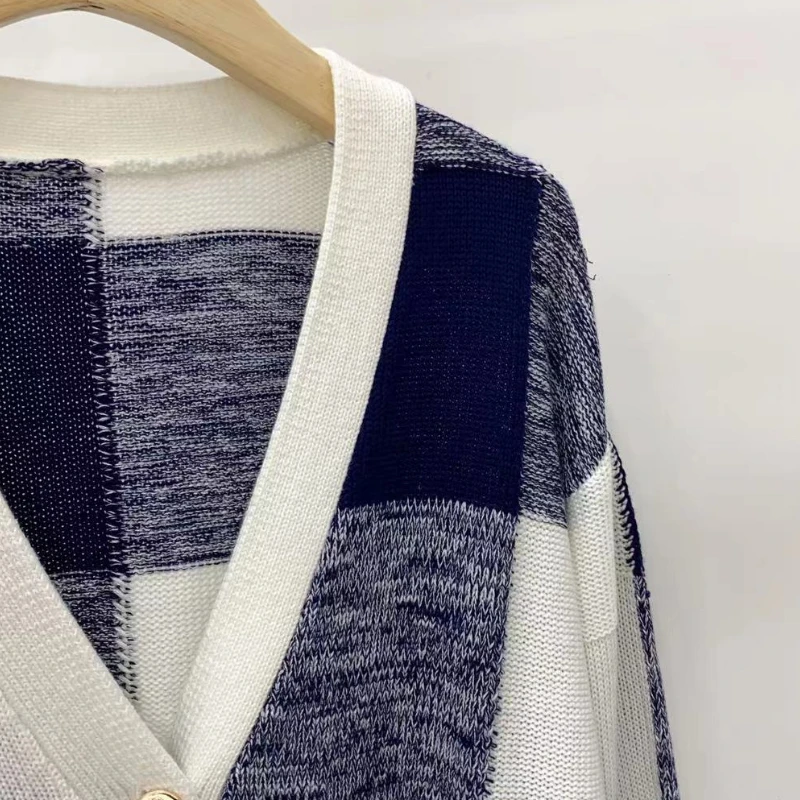 

2023 Early Autumn New Plaid V-neck Letter Metal Buckle Knitted Women Cardigan