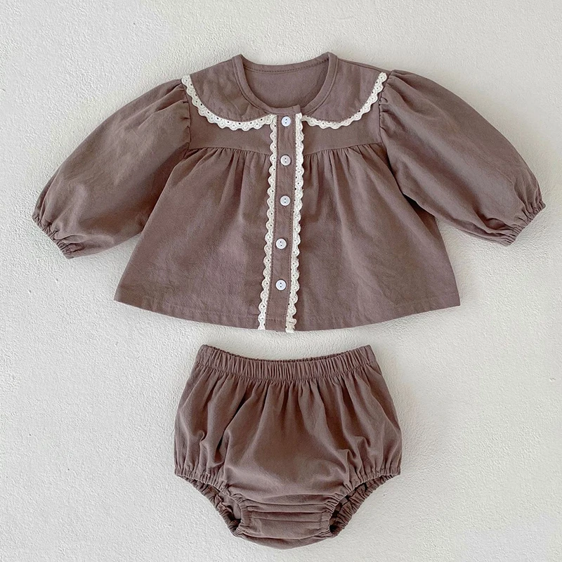 

Новинка 2023, комплект одежды для маленьких девочек, хлопковая кружевная рубашка с длинным рукавом и простроченные шорты из ПП, весенне-осенний Детский костюм в Корейском стиле