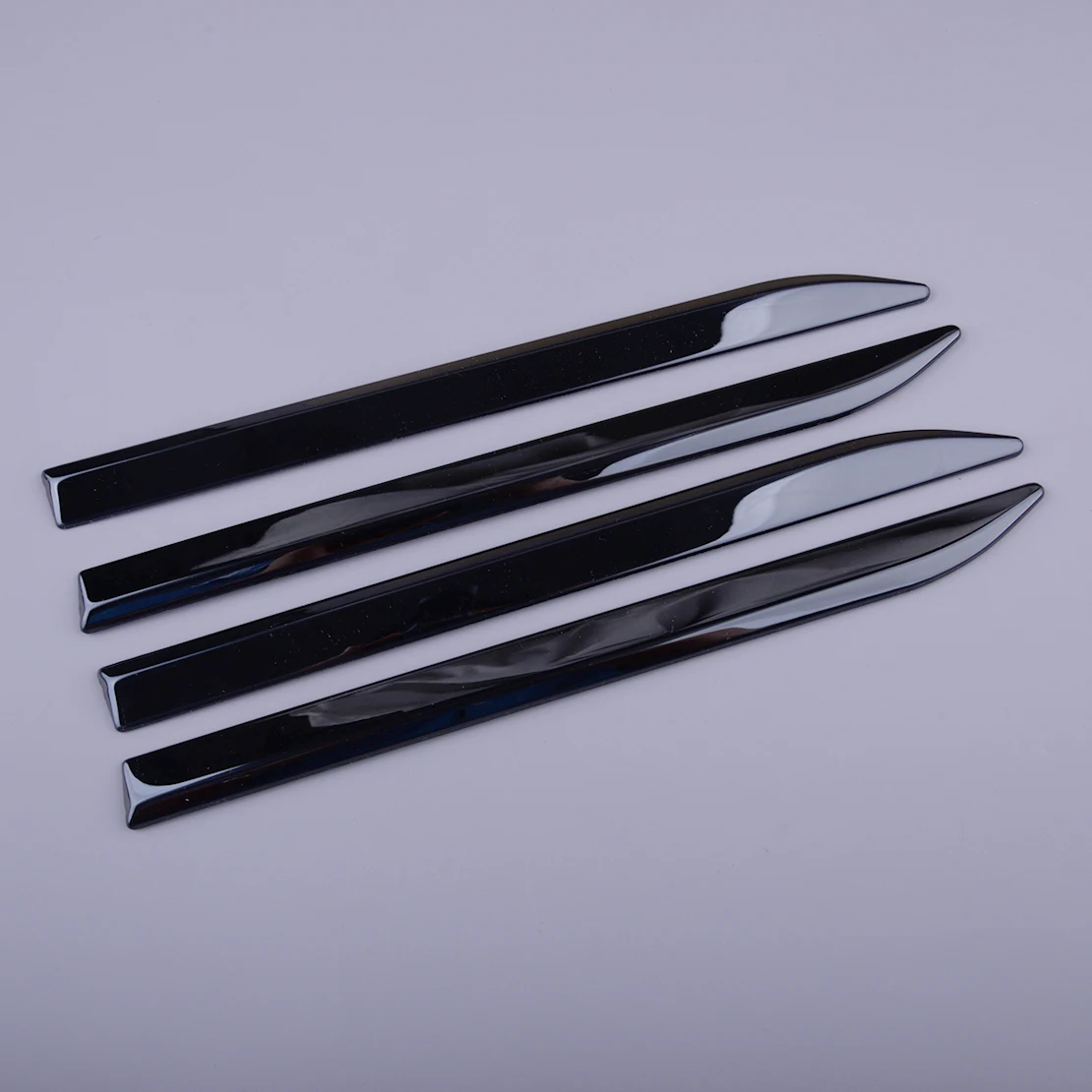 Черный автомобиль внедорожник кузов передняя дверь боковое крыло отделка кинжал эмблема наклейка крышка аксессуары значок полоса полоса наклейка декор