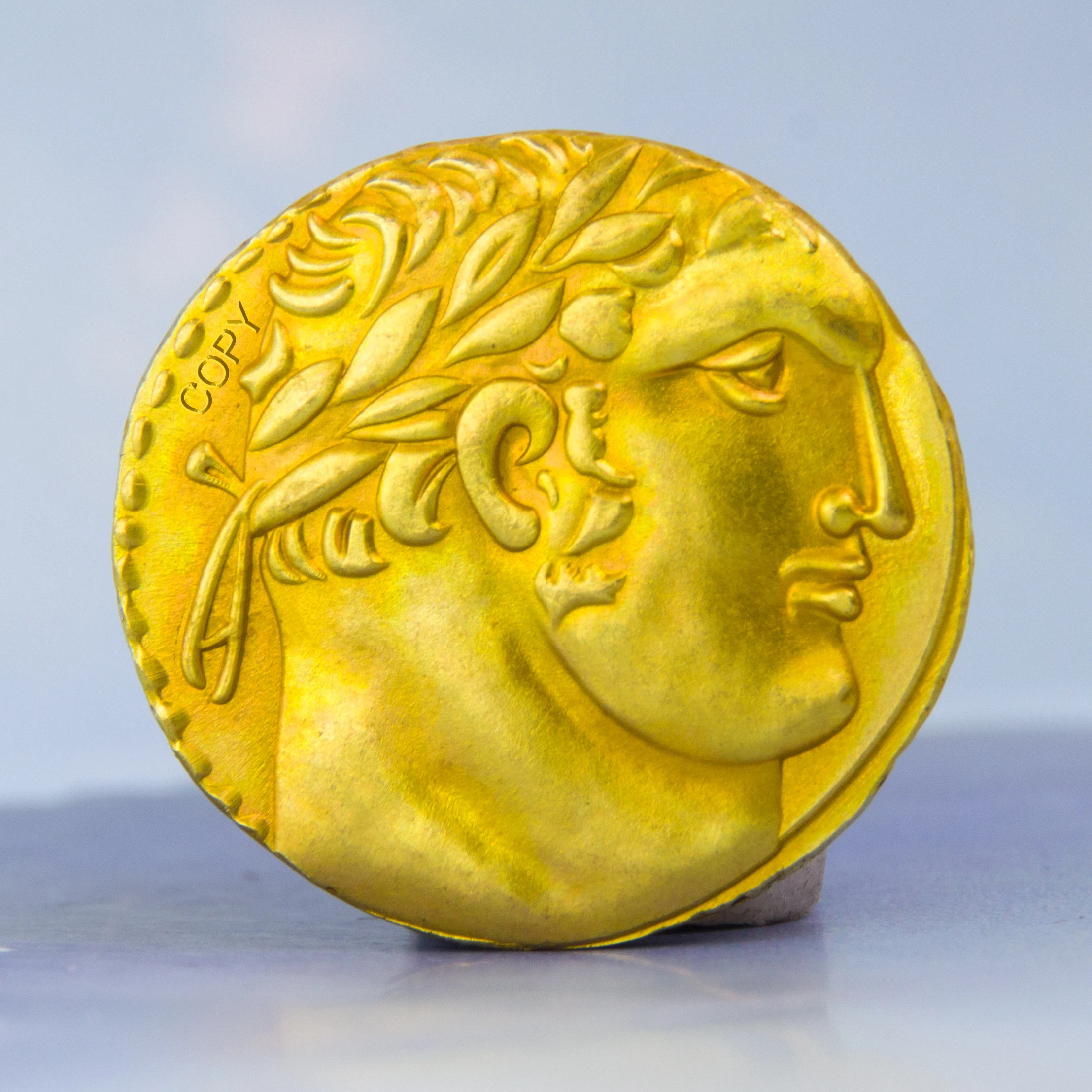 

Золотое античное кольцо с головой Аполлона