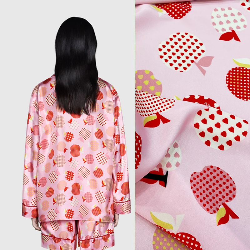 

Европейская марка, модная стрейчевая атласная ткань для дизайна, пижама с принтом розового яблока, домашняя одежда, ткань для шитья «сделай ...