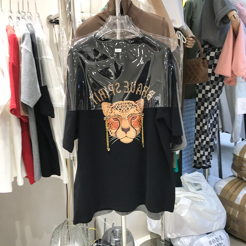 Женская футболка с леопардовым принтом свободная надписью и бриллиантами модный