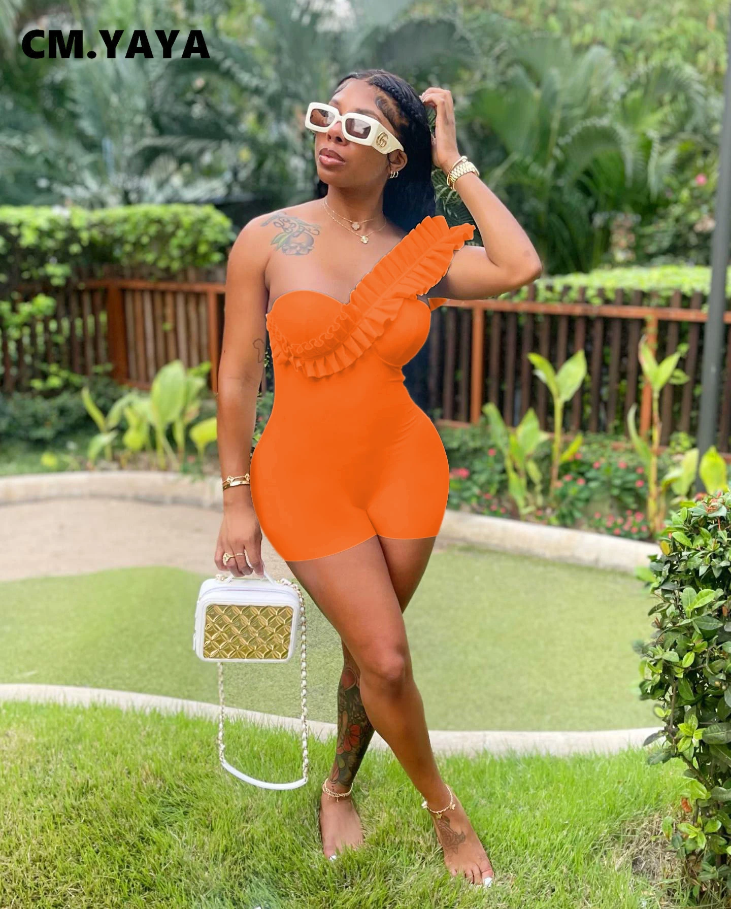 Женский комбинезон с оборками CM.YAYA белый облегающий эластичный одним открытым