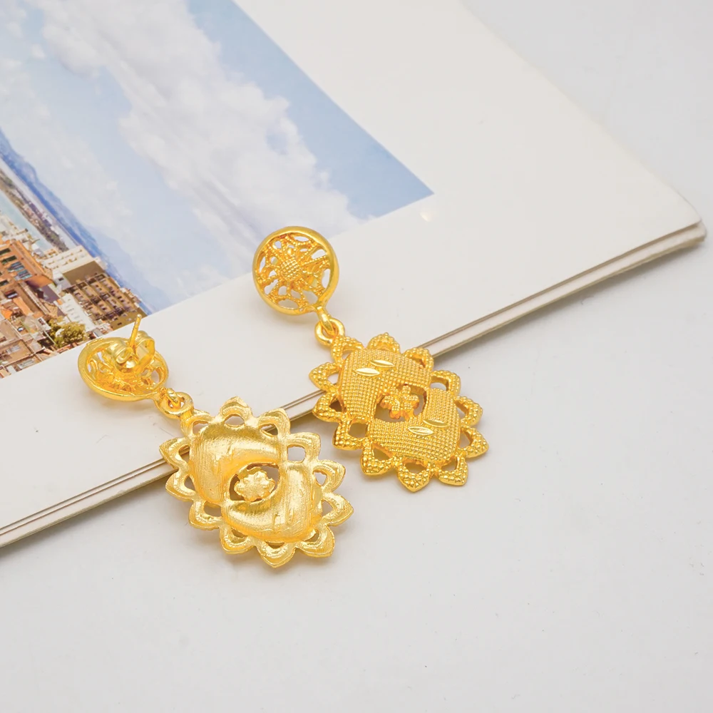 Комплект из колье и серёг под золото |