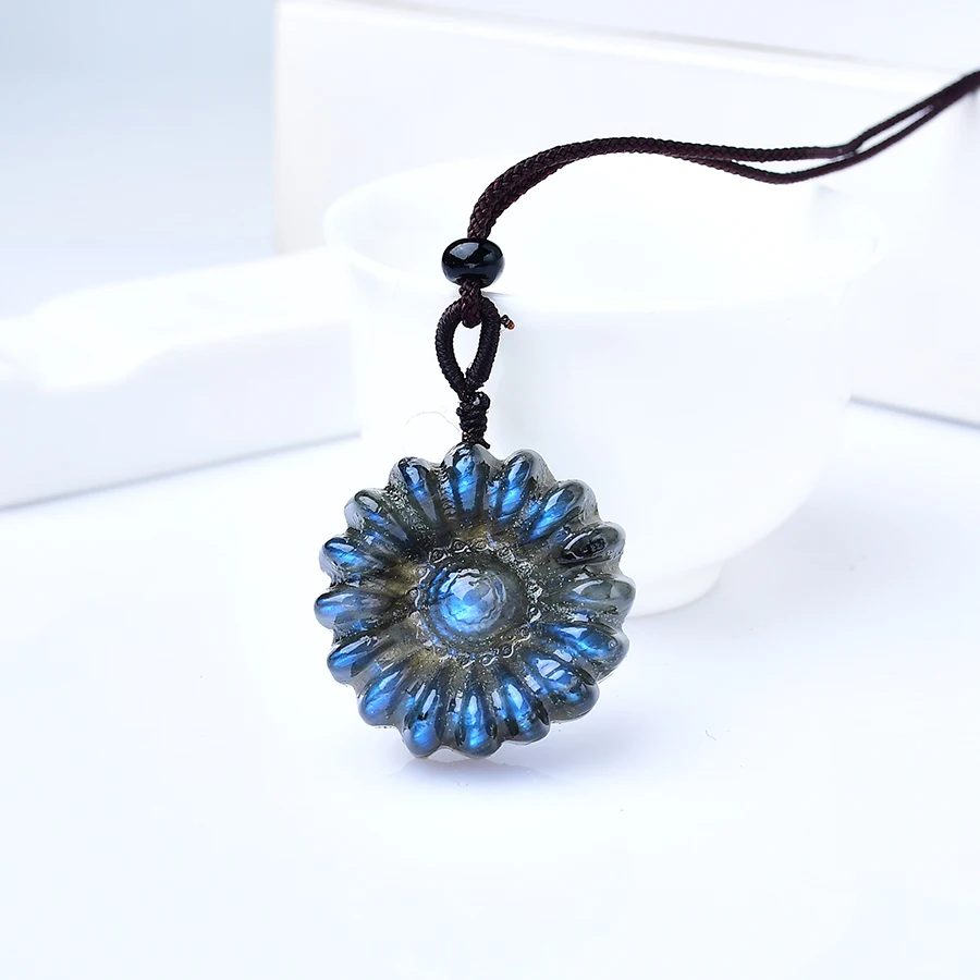 

Подвеска из лабрадорита в форме подсолнуха