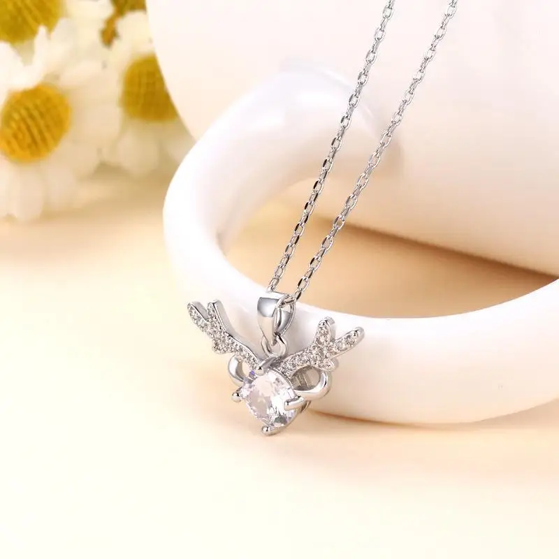 У оленя есть роскошное ожерелье с небольшой толщиной рогов моссановый бриллиант