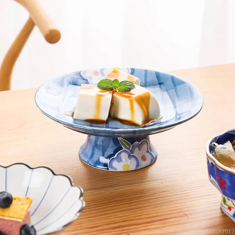 Японская подглазурная цветная керамическая тарелка на высокой ножке десертная