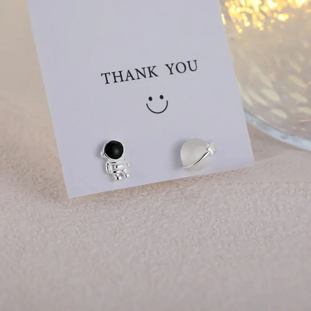 Очаровательные серьги-гвоздики с изображением астронавта звезды луны и опала
