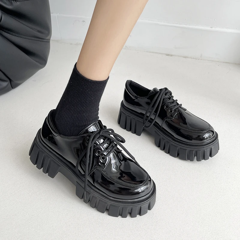 

Туфли-оксфорды женские из лакированной кожи, на платформе, весенние повседневные туфли на шнуровке, на плоской подошве, черные, на массивном каблуке, 2023