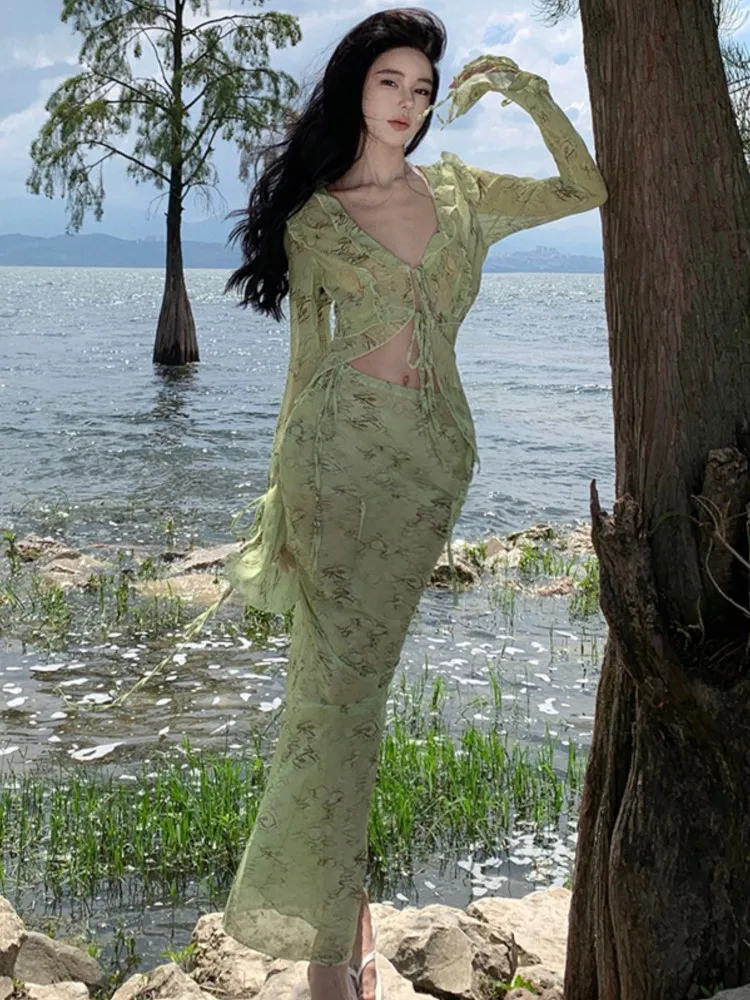 Элегантный зеленый костюм с юбкой и принтом во французском стиле на шнуровке