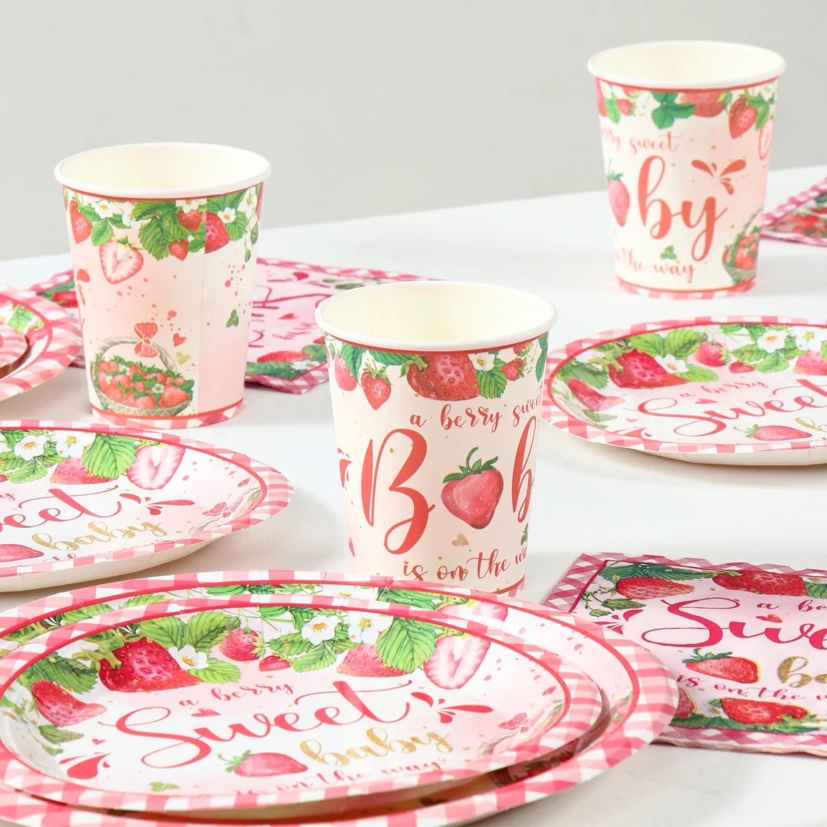 Одноразовая посуда с розовыми фруктами и клубникой 8 гостей