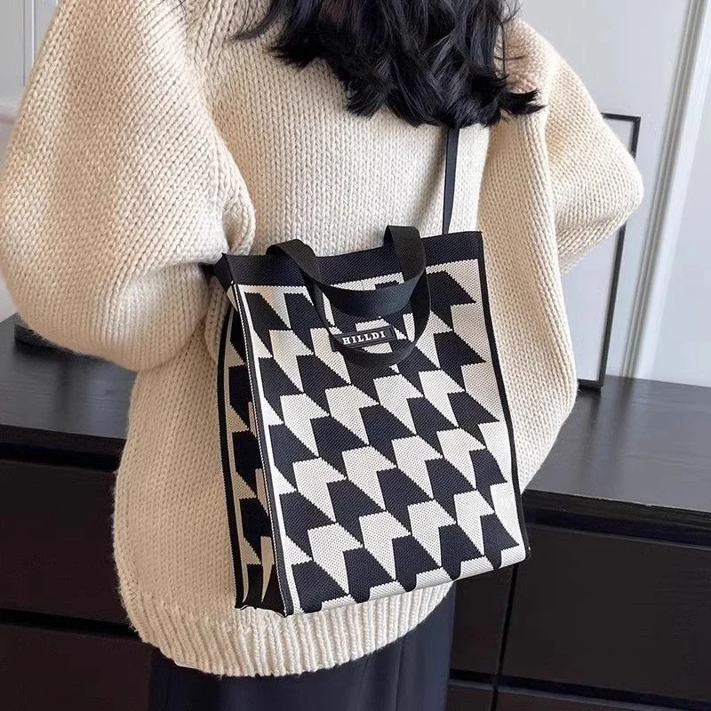 Маленькая квадратная тканая сумка в клетку с контрастной ручкой сверху модная