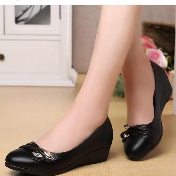 

Новинка, мягкие кожаные туфли на низком каблуке, женские удобные сандалии на мягкой подошве для женщин среднего возраста, обувь для мам, раб...